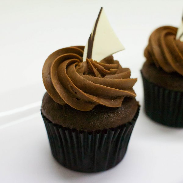 Individual Caramel Gooey Cupcakes